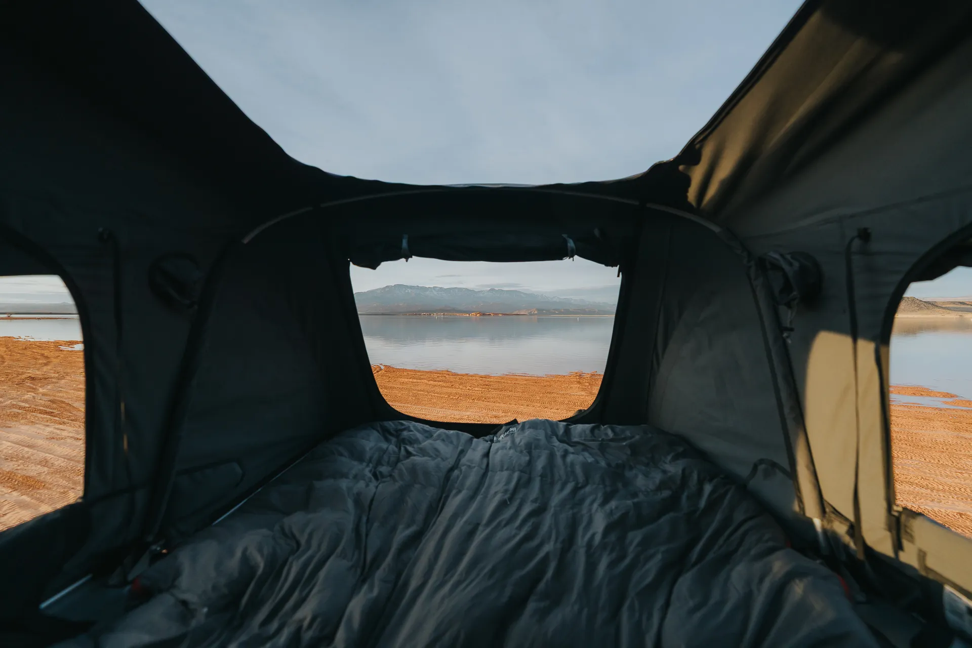 Utsikt mot et vann fra soveplassen i Skycamp 4.0