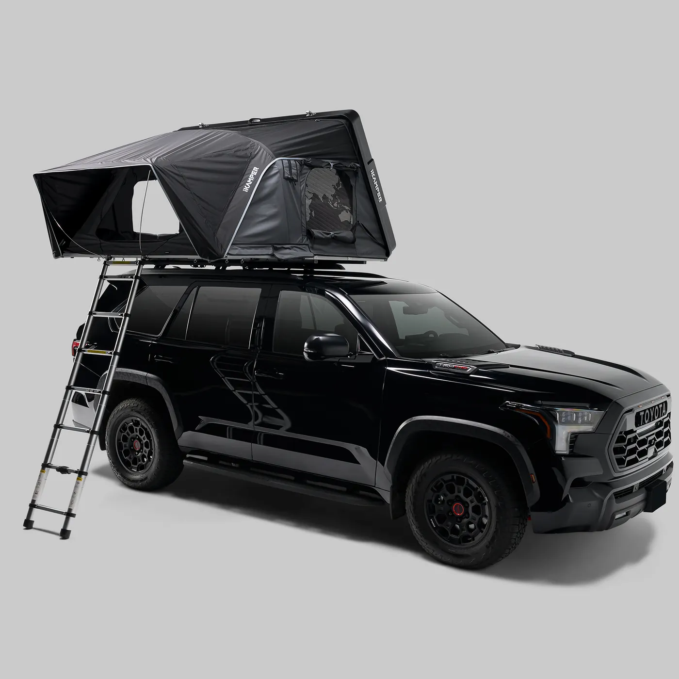 Skycamp 4.0 Quad -avoin kattoteltta mustalla maastoautolla, vinosti edestä kuvattuna