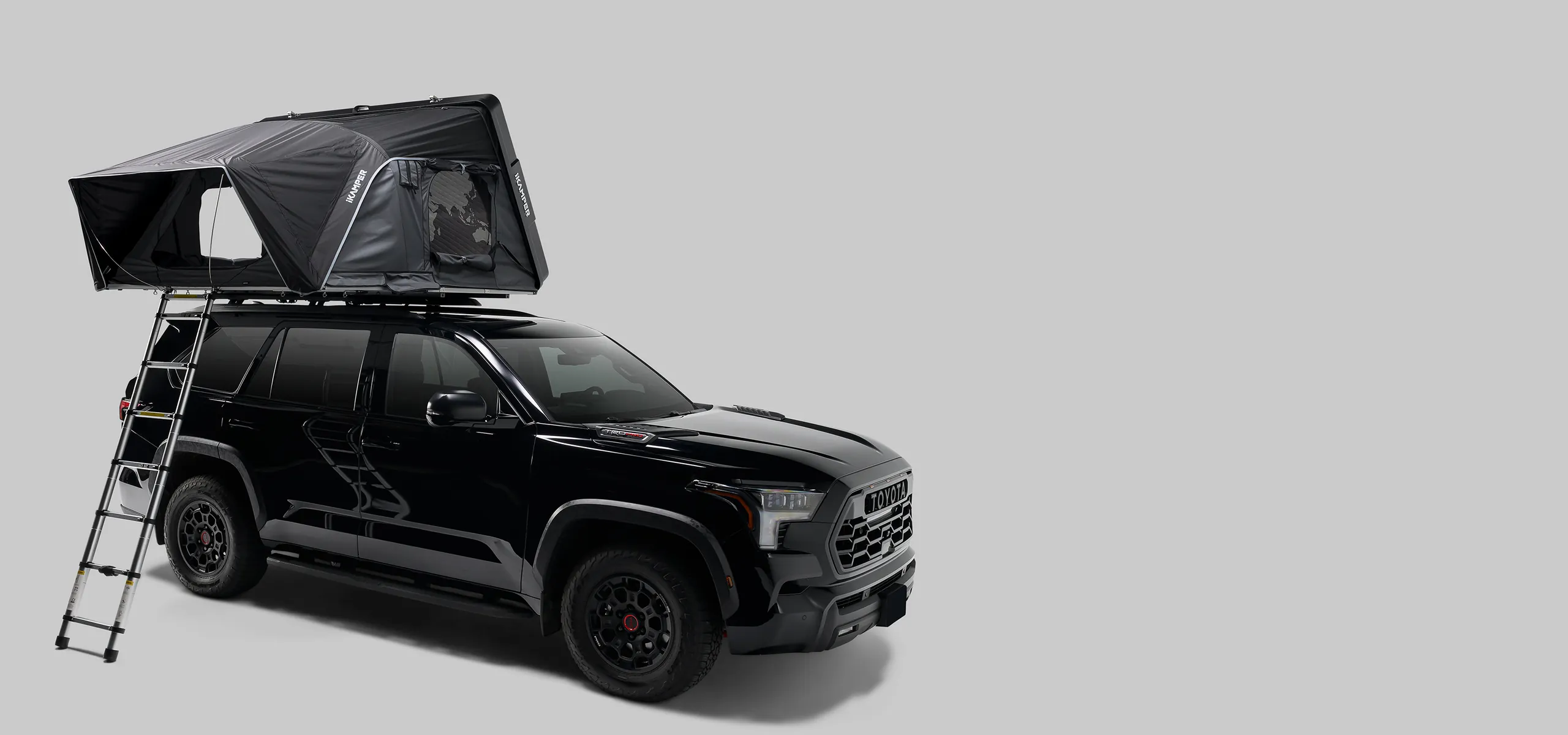 Skycamp 4.0 Quad åpent taktelt på svart SUV