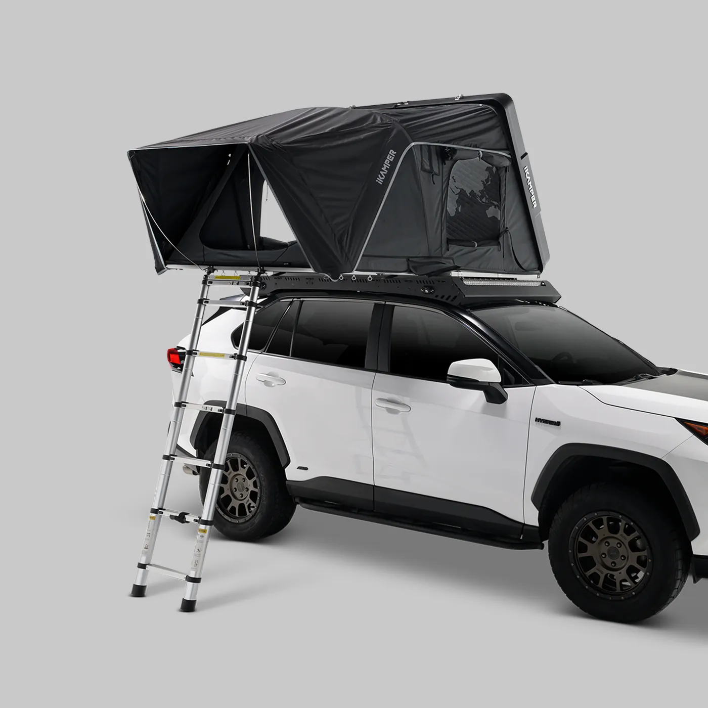 Skycamp 4.0 Trio åpent taktelt på hvit SUV, skrått forfra